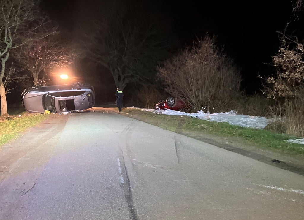 Auf der Flucht vor einer Polizeikontrolle hat sich ein 41 Jahre alter Autofahrer im Landkreis Rotenburg (Wümme) mit seinem Wagen überschlagen. Vom Unfall war auch ein zweites Auto betroffen.