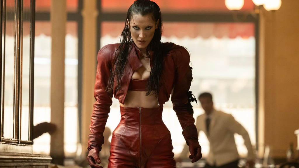 Bella Hadid in der spektakulären Eröffnungsszene der neuen Body-Horror-Serie „The Beauty“.
