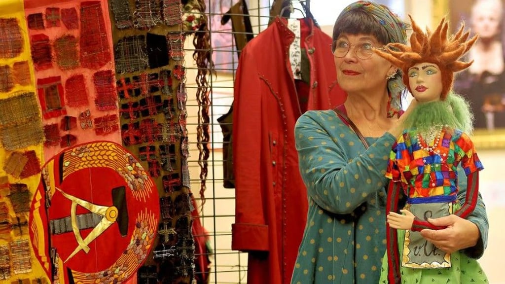 Sabine von Oettingen mit Puppe – ihrem Alter Ego – in ihrer Werkschau im Literaturhaus in Halle