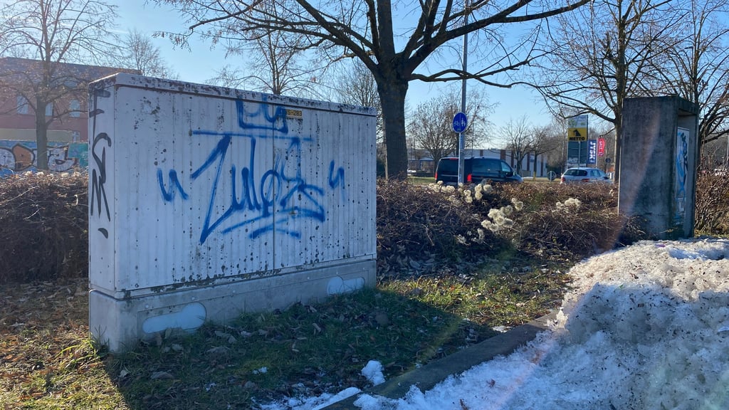 Mit Graffiti geziert: Stromkasten an Staßfurts Neumarkt.