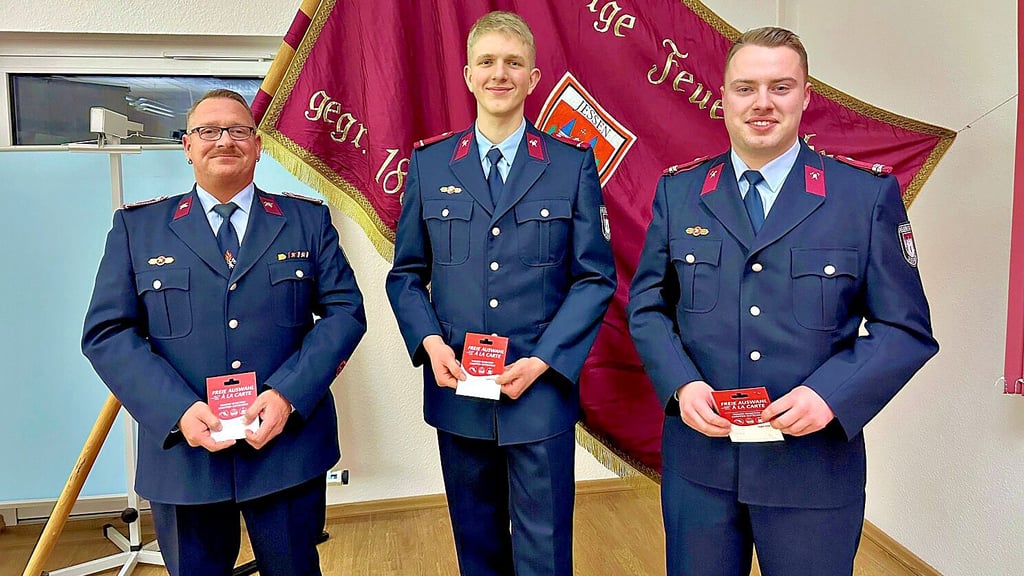 Marcel Böhme, Thorben Hobritz und Yannick Borrmann (von links) sind die Kameraden mit den höchsten Dienstbeteiligungen 2025 gewesen.