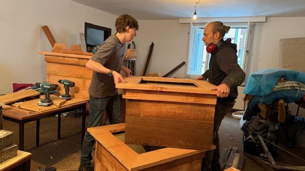 Schüler aus den Niederlanden arbeiteten im Rahmen einer Projektwoche im Hotel Druidenstein in Trautenstein unter anderem an neuen Blumenkübeln.