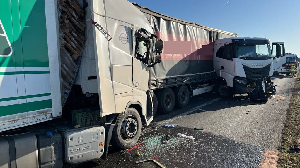 Nach Unfall auf A14: Der Fahrer aus einem Lkw musste durch die Feuerwehr aus dem Fahrerhaus befreit werden.