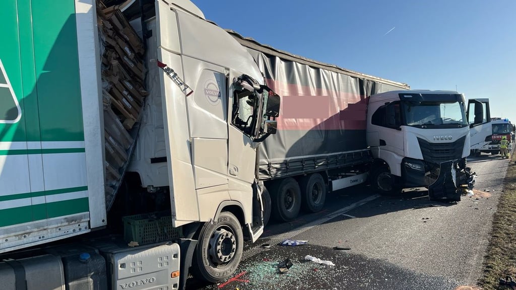 Nach Unfall auf A14: Der Fahrer aus einem Lkw musste durch die Feuerwehr aus dem Fahrerhaus befreit werden.