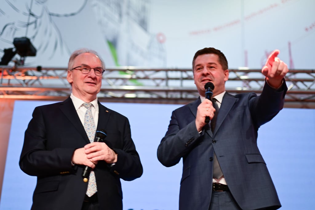 Da geht es lang: CDU-Landeschef Sven Schulze (r.) will das Amt von Ministerpräsident Reiner Haseloff (CDU) übernehmen. (Archivbild)