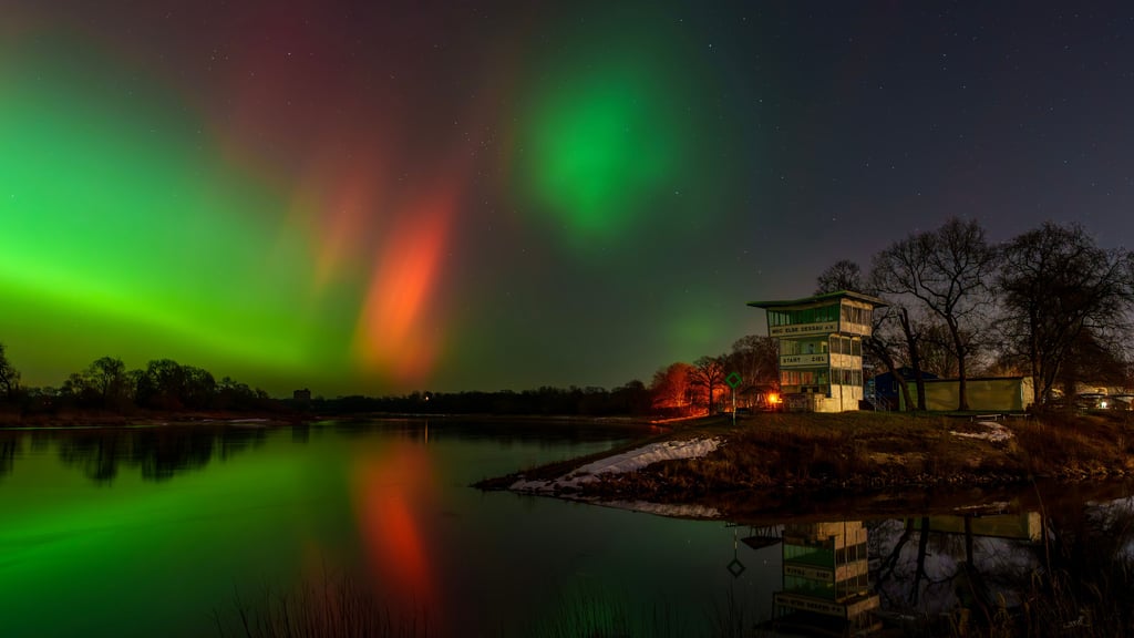 Uwe Rau fuhr extra zum Leopoldshafen, um die Polarlichter zu fotografieren. Es hat sich gelohnt.