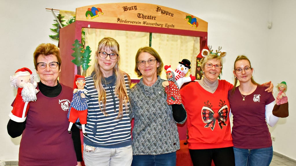 Die Frauen der Puppenbühne des Fördervereins der Wasserburg Egeln erfreuten am 7. Dezember des vergangenen Jahres  die Kinder der Stadt Hecklingen bei einer Weihnachtsfeier im Dorfgemeinschaftshaus in Groß Börnecke. Dort spielten Annerose Polenske, Steffi Thulke, Christiane Kunert, Gaby Klingberg und Karo Haupt (von links).