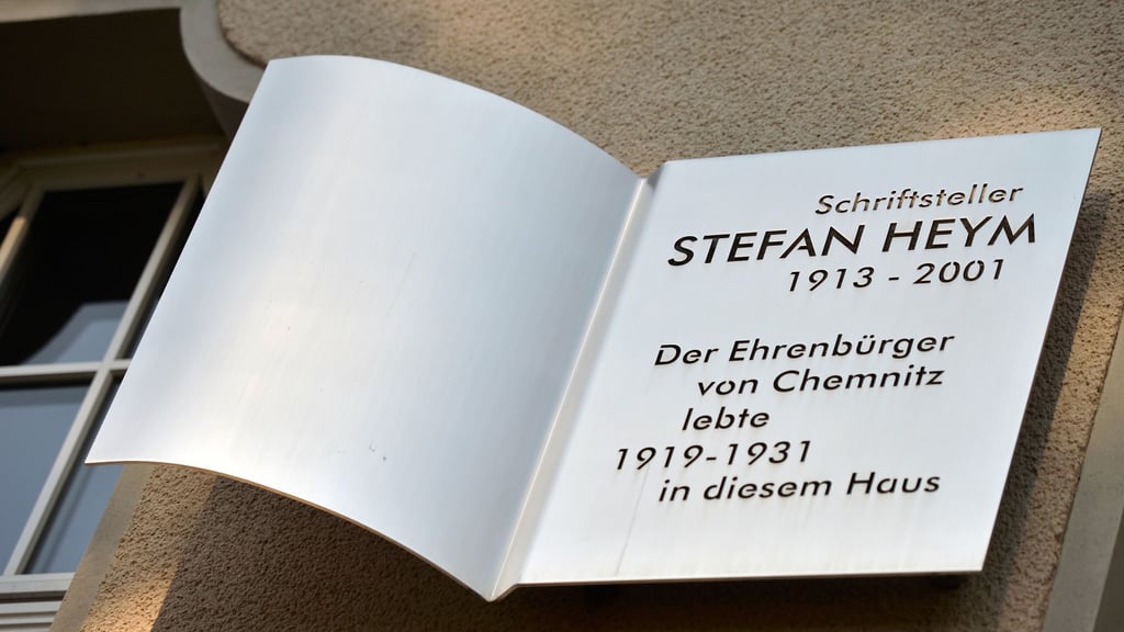 Am einstigen Wohnhaus der Familie von Stefan Heym in Chemnitz erinnert eine Tafel an den Schriftsteller (Archivbild)