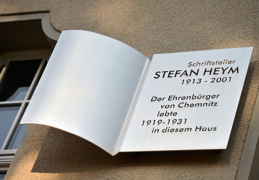 Am einstigen Wohnhaus der Familie von Stefan Heym in Chemnitz erinnert eine Tafel an den Schriftsteller (Archivbild)