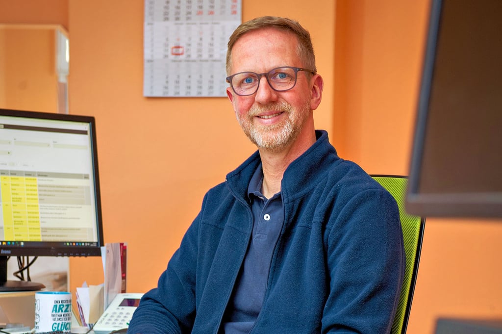 Tobias Borne ist 52 Jahre alt, zweifacher Familienvater und seit 2022 Teil der Hausarztpraxis im Naumburger Spechsart. Zuvor arbeitete er in diversen Krankenhäusern, unter anderem auf der Inneren des hiesigen SRH-Klinikums.