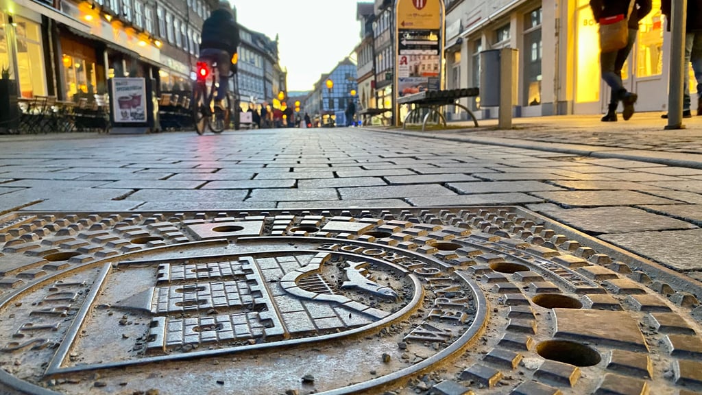 Die Breite Straße in Wernigerodes Innenstadt wird bislang fünfmal pro Woche gereinigt – das könnte sich bald ändern.