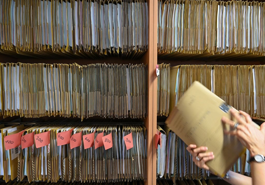 Verwaltungen setzen nicht mehr wie seit vielen Jahrzehnten nur auf Papierakten, sondern mehr und mehr auch auf Klicks am Computer. (Symbolbild)