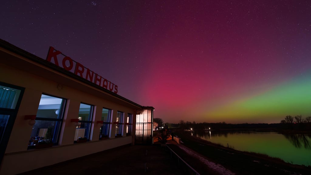 Über der Elbe, hier am Kornhaus, wirkten die Lichter besonders mächtig.