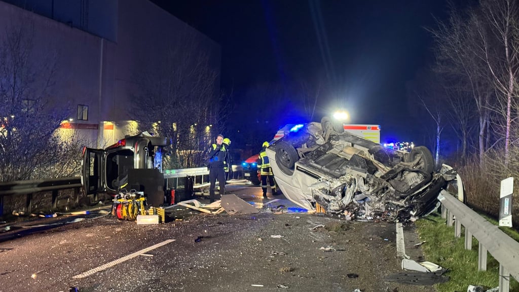 Die B213 war nach dem Unfall in beide Richtungen gesperrt.