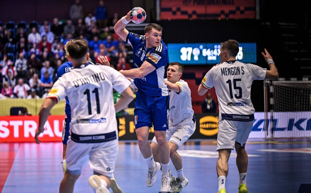 Gegen Italien war Elvar Örn Jonsson für Island im ersten Gruppenspiel noch am Ball. 