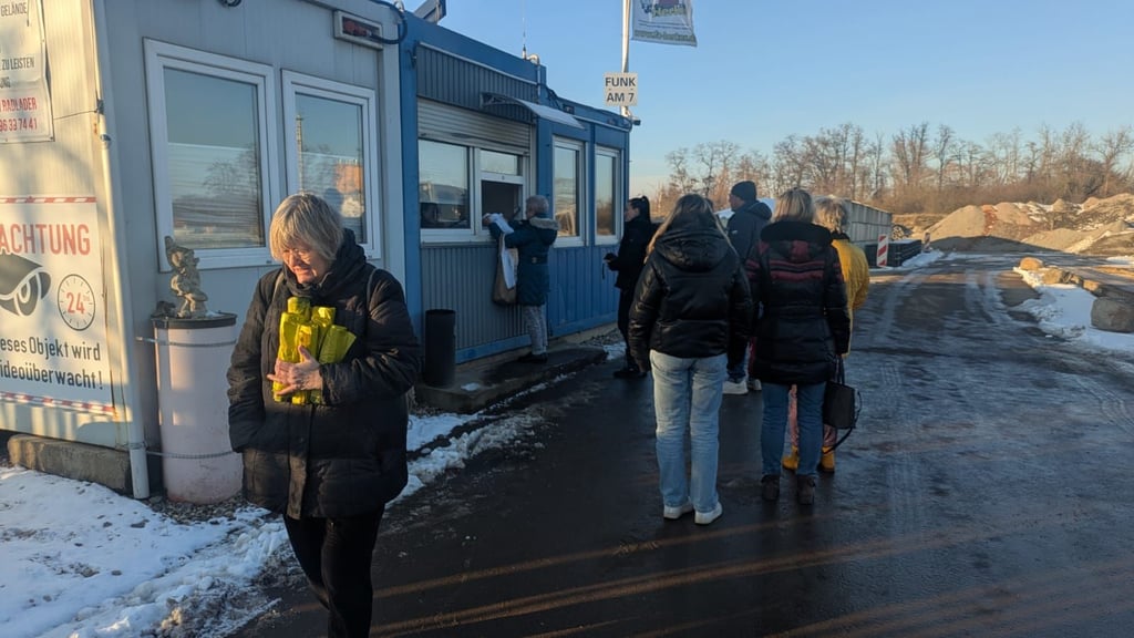 Selbstabholer-Ausgabe für Gelbe Säcke in der Straße An den Rohrwerken. Die Lage wird jedoch von vielen Senioren kritisiert.