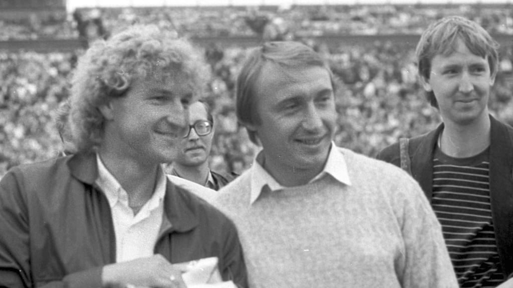 Giganten des Ost-Fußballs: Hans-Jürgen Dixie Dörner (links, Dynamo Dresden) und Joachim Streich (vorne rechts, 1. FC Magdeburg)