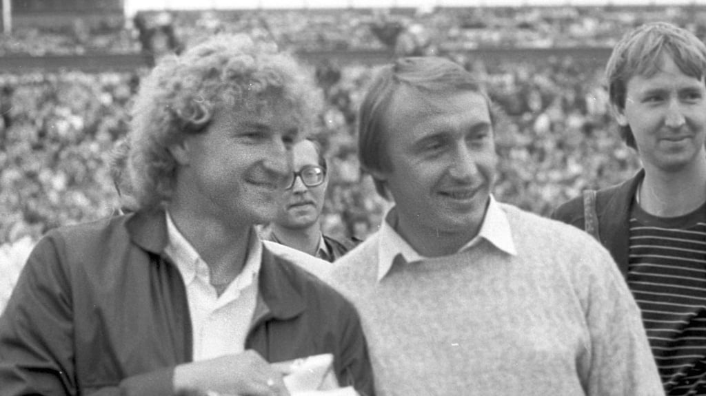 Giganten des Ost-Fußballs: Hans-Jürgen Dixie Dörner (links, Dynamo Dresden) und Joachim Streich (vorne rechts, 1. FC Magdeburg)