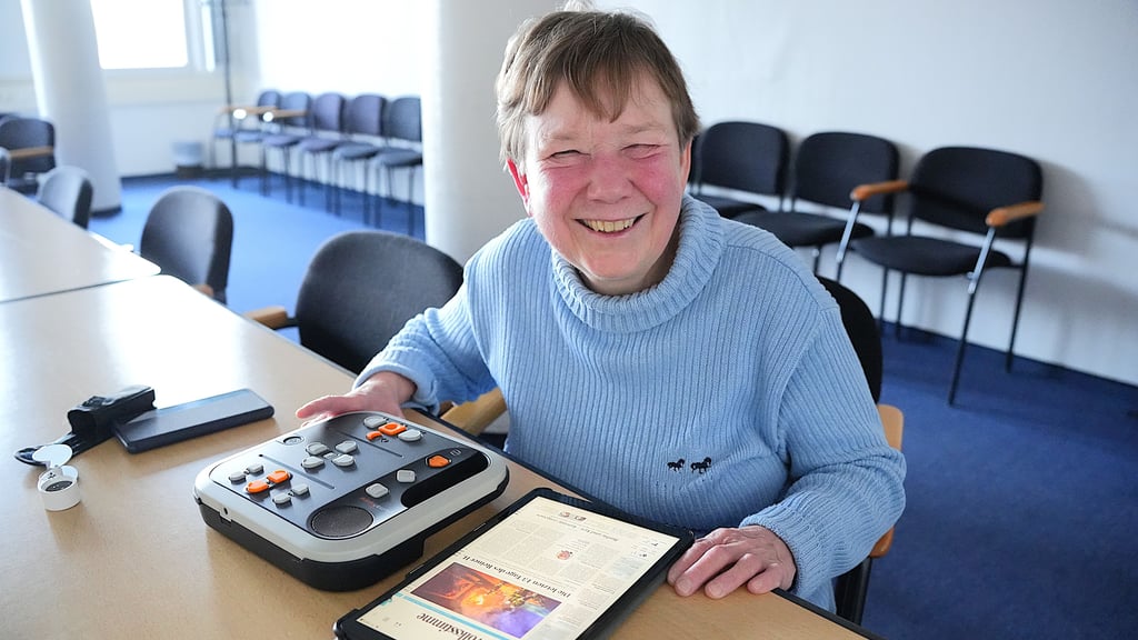 Monika Möller hat eine Sehbehinderung. Die Stendalerin ist auf das Hören angewiesen, um an Informationen zu kommen. Die Volksstimme kann sie sich vorlesen lassen, der Daisy-Reader (links) spielt CDs, zum Beispiel Hörbücher oder die Zeitung des Blindenverbands ab.