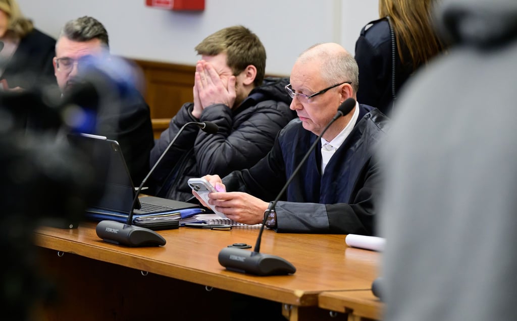 Einer der beiden Angeklagten (Mitte) im Betonplatten-Prozess.