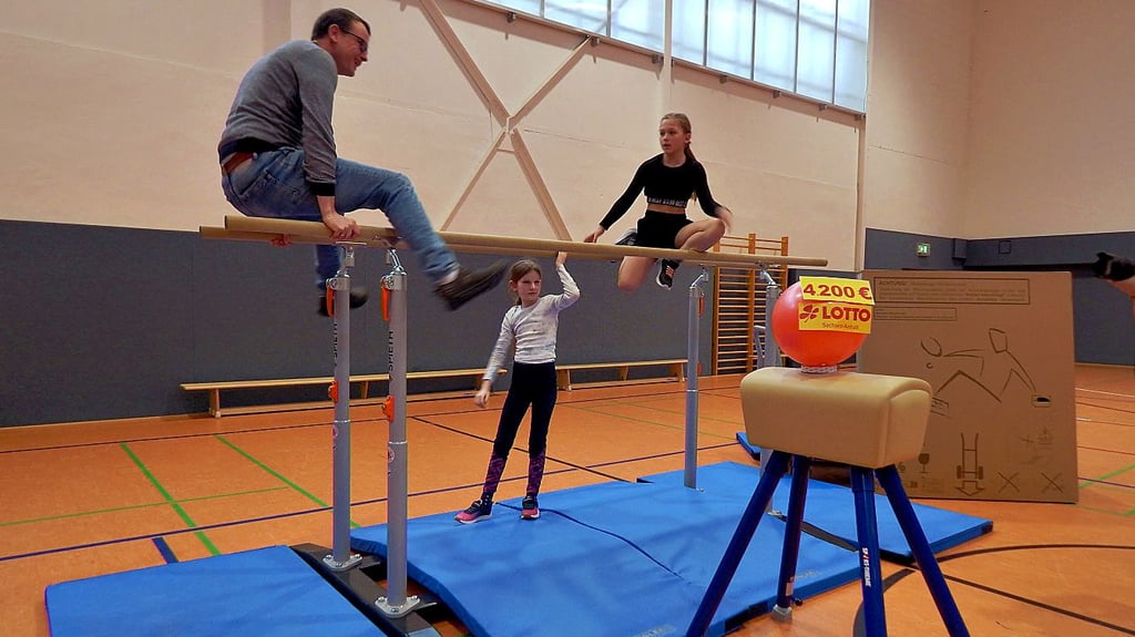 Der Sportverein der Jeetzeschule bekam neue Sportgeräte. Mila (von rechts), Heidi und Nico Schulze (Wirtschaftsförderung) probierten sie aus.