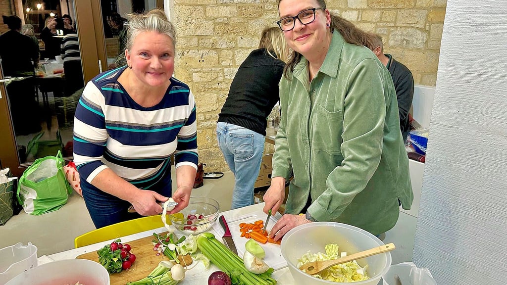 Daniela Itzigehl (l.) und Sina Bormke-Hennig (r.) schnippeln Gemüse für ihr erstes Ferment.