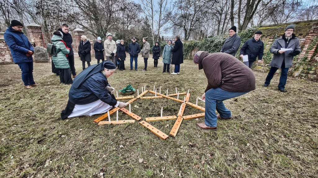Seit vielen Jahren wird um den 27. Januar herum auf dem Neuen Jüdischen Friedhof an die NS-Opfer erinnert.