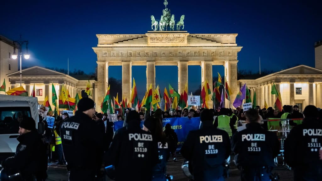 Abgeschirmt von der Berliner Polizei demonstrierten hunderte von Menschen am Brandenburger Tor aus Solidarität mit den Kurden im Nordosten Syriens.