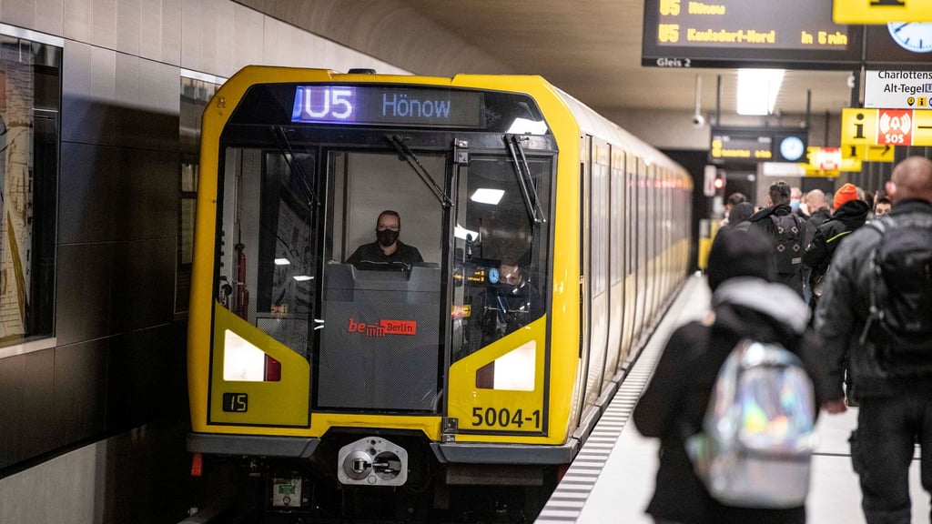 Die U-Bahnlinie U5 ist bisher vom restlichen U-Bahnnetz getrennt. Mit dem Neubau des Waisentunnels soll sich das ändern. (Archivbild)