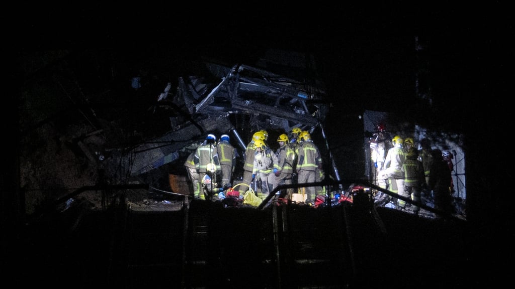 Während eines Sturms stürzte eine Stützmauer auf die Gleise und traf auch den Zug.