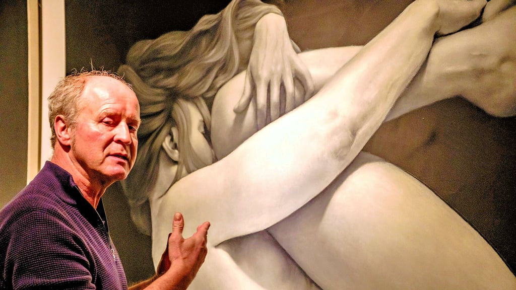 Thomas Beecht vor einem seiner bekannten Bitumen-Bilder: Arbeiten des Künstlers aus München sind im Alten Rathaus von Wittenberg zu sehen. 