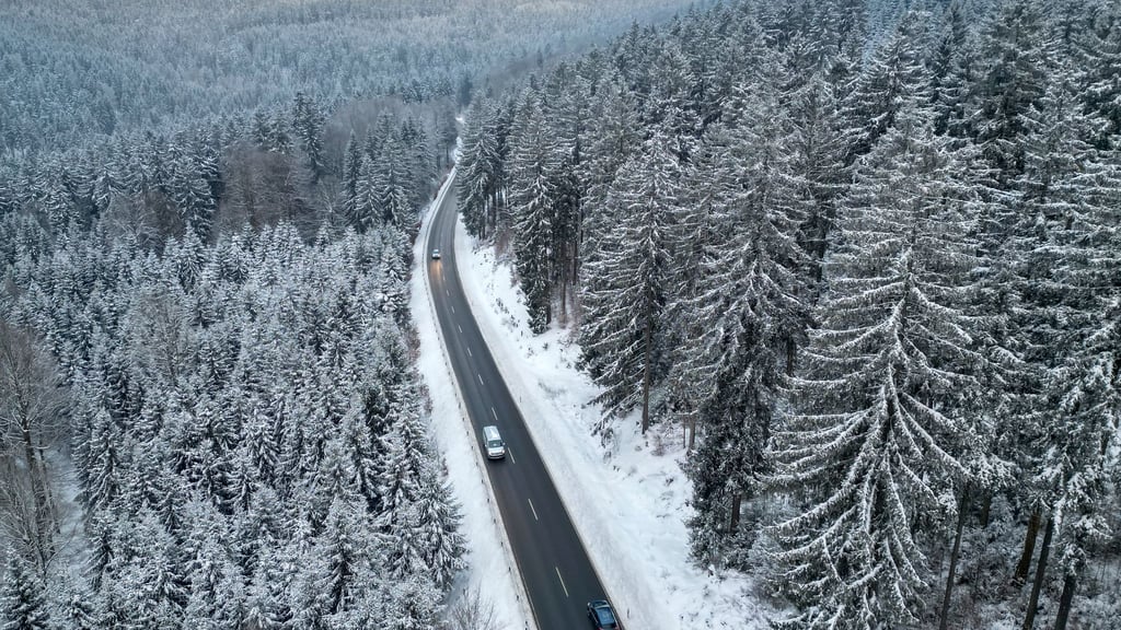 Reichweite, Verbrauch und Ladegeschwindigkeit: Der ADAC hat 14 E-Autos bei winterlichen Verhältnissen getestet.