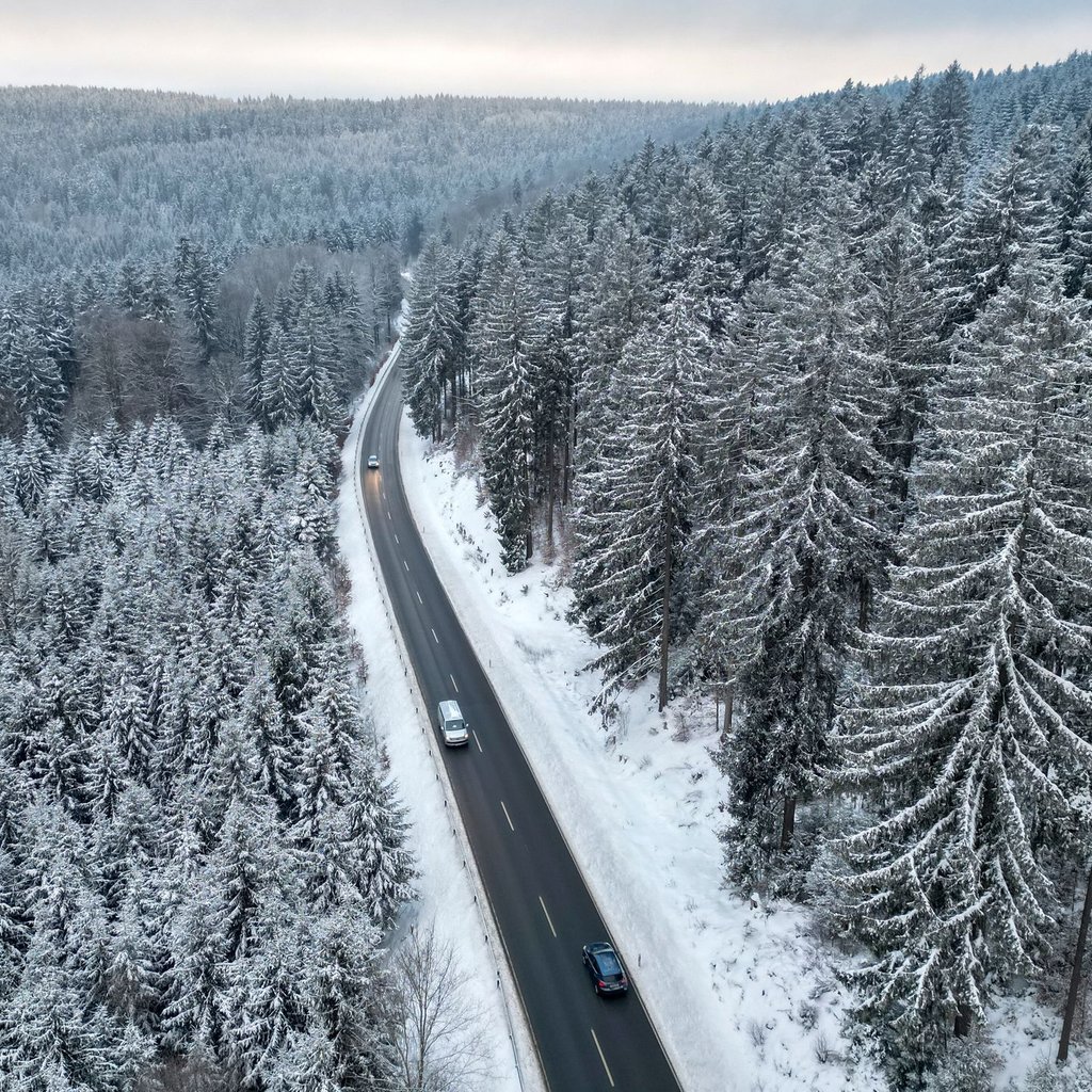 Reichweite, Verbrauch und Ladegeschwindigkeit: Der ADAC hat 14 E-Autos bei winterlichen Verhältnissen getestet.