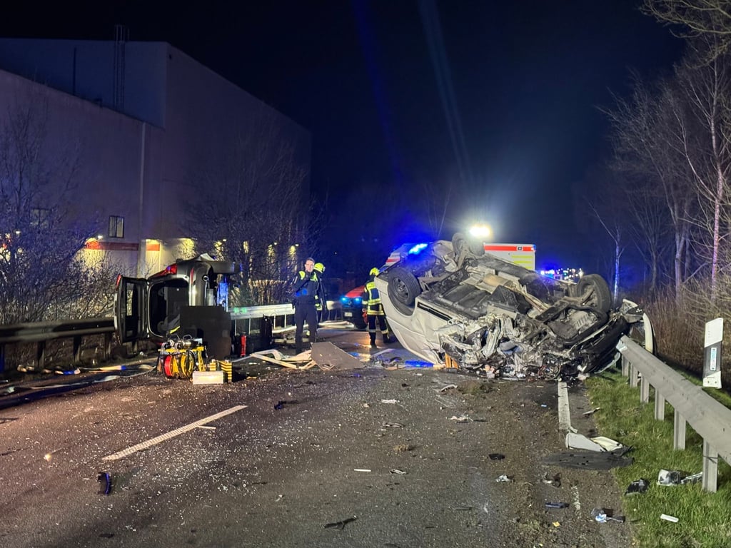 Die B213 war nach dem Unfall in beide Richtungen gesperrt.