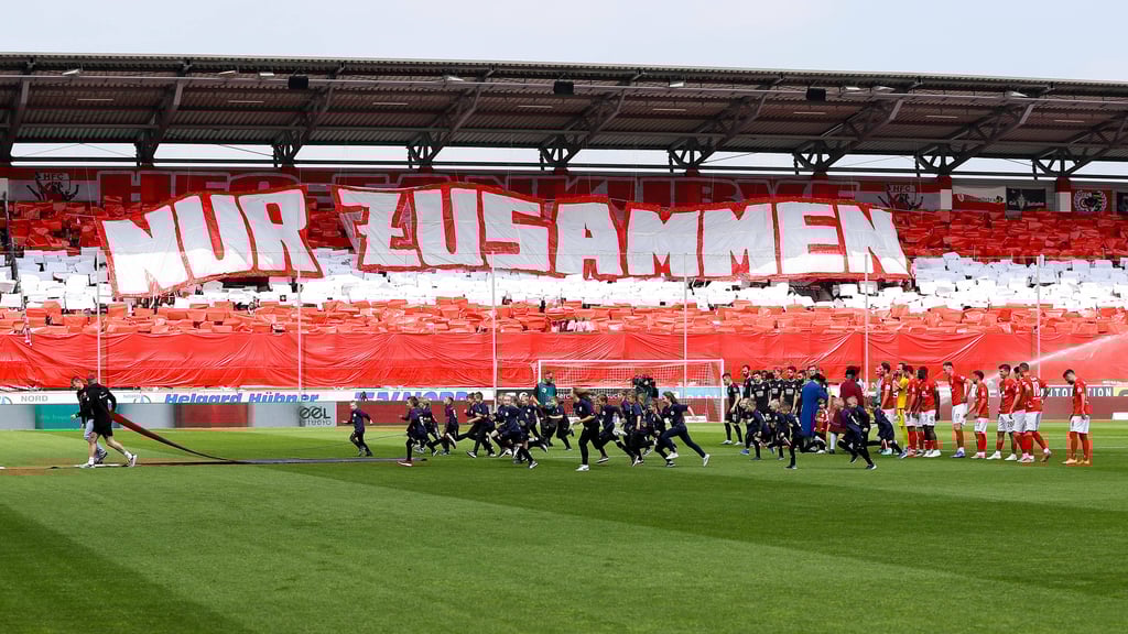 Zwei Mannschaften nach dem Einlaufen im HFC-Stadion - vorne die „Einlaufkinder“