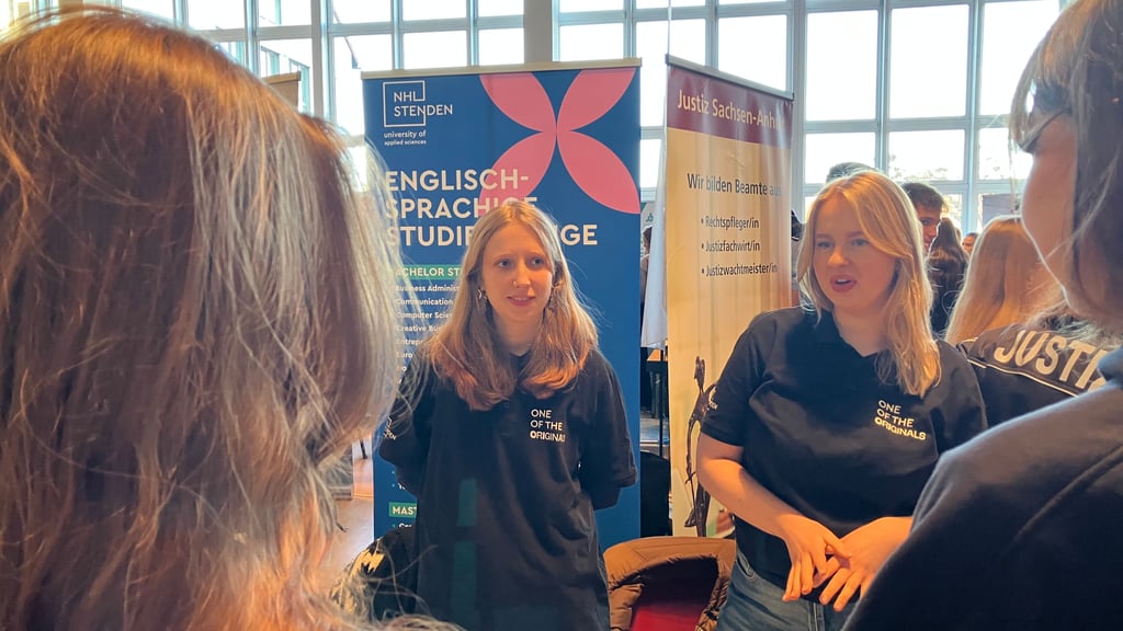 Rosa Slot und Carina Frenzke studieren in den Niederlanden. Sie vertraten ihre Universität auf der Hochschulmesse in Sangerhausen.