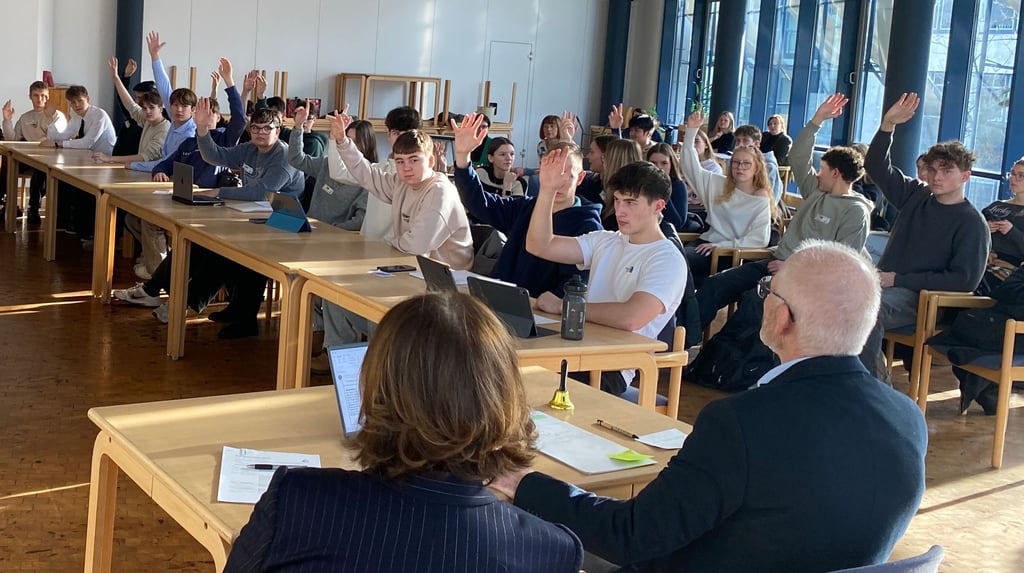 Eine eigene Stadtratssitzung gab es jüngst mit Schülerinnen und Schülern des Bismarck-Gymnasiums in der Rolle der Räte.