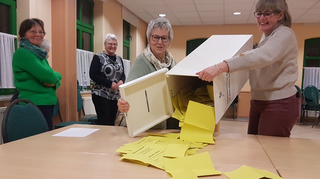 Bürgermeisterwahl in Iden am Sonntag, 18. Januar 2026, hier bei der Auszählung Bärbel Urbanke (von links), Veronika Schulze, Marianne Zotke und Ellen Martin.