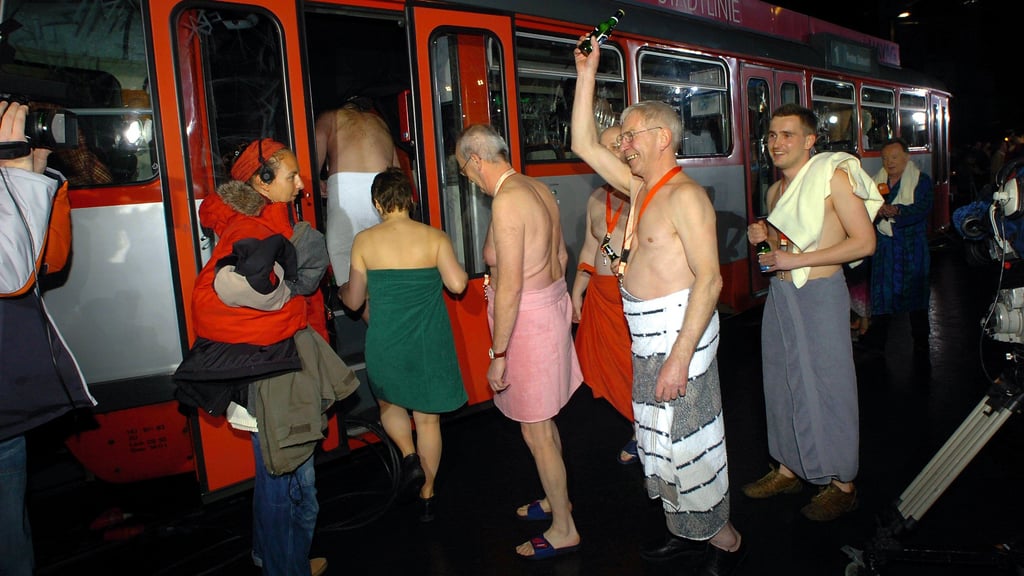 Stadtwette bei "Wetten dass ..?" in Halle: Die Stadträte gehen zum Saunieren in eine Straßenbahn.