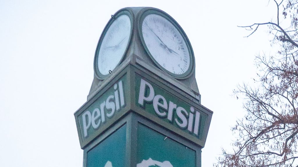 Was ist los mit der Persiluhr auf dem Marktplatz ? das wollten Teilnehmer eines Rundganges durch die Innenstadt wissen. 