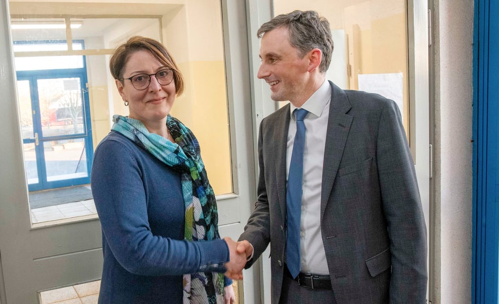 Bildungsminister Jan Riedel hat am Dienstag die Pestalozzischule in Dessau besucht.