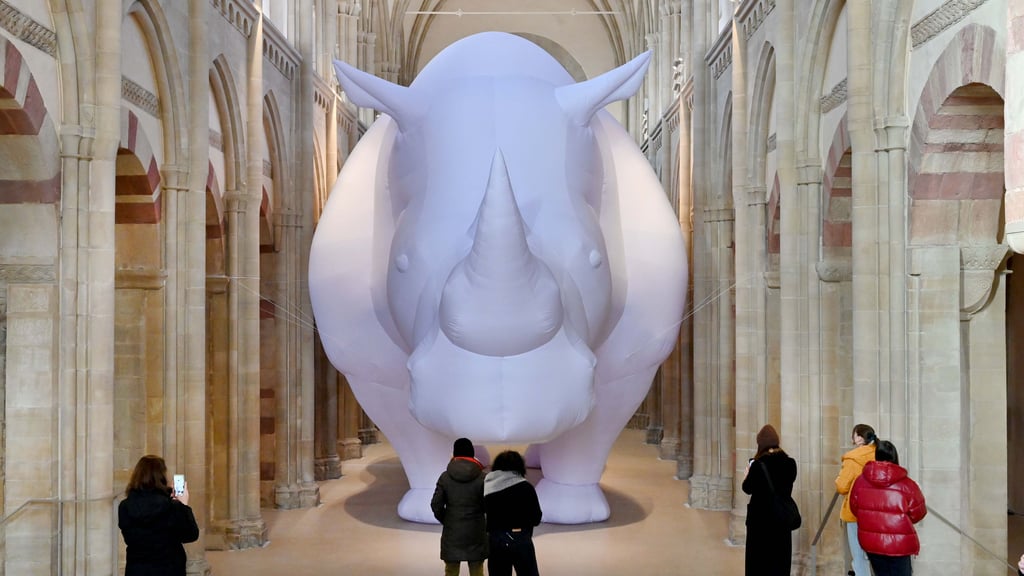 Die Installation eines übergroßen Rhinozeros füllt den gesamten Kirchenraum im Kunstmuseum Magdeburg. 