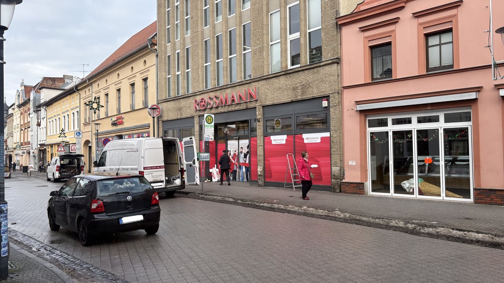 Die Rossmann-Filiale in der Innenstadt von Burg ist derzeit geschlossen. Der Termin für die Wiedereröffnung steht schon fest.