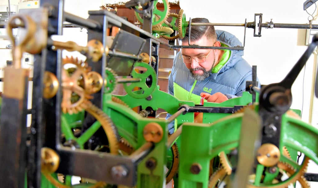 Das 1961 bei einer Firma in Leipzig gebaute Uhrwerk braucht regelmäßige Pflege. Mitunter greift Ralf Köpke dabei zur Kanne mit Schmieröl.