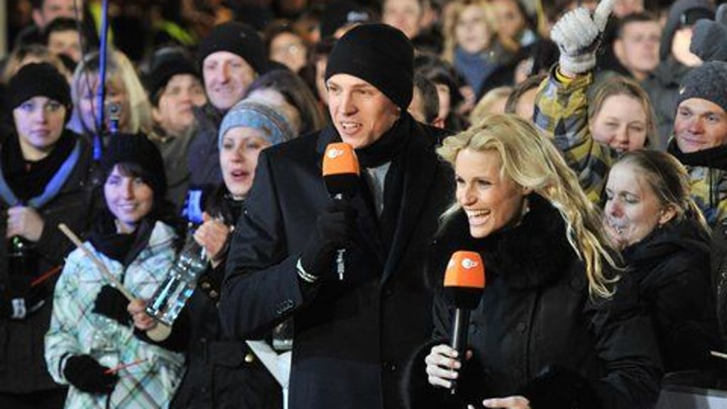 Die Moderatorin Michelle Hunziker und Schwimmweltmeister Paul Biedermann (vorn) moderieren am 12. Februar 2011 auf dem Marktplatz von Halle gemeinsam die Stadtwette der Unterhaltungsshow „Wetten, dass...?“.