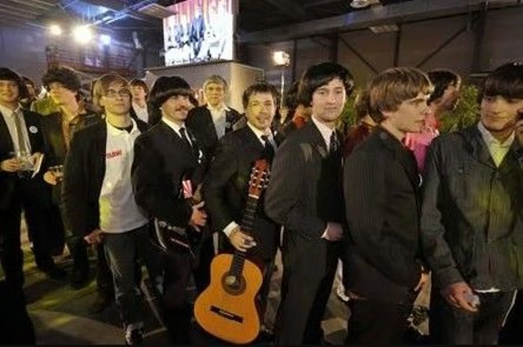 Als "Beatles" verkleidet versuchten die Hallenser, die Stadtwette zu gewinnen.