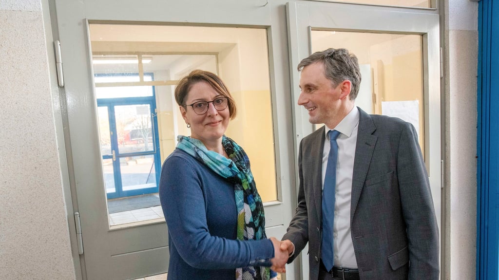 Sachsen-Anhalts Bildungsminister Jan Riedel hat am Dienstag die Pestalozzischule in Dessau besucht. Wegen eines vermeintlichen Fehlverhaltens einer Mitarbeiterin hatten Influencer massiv Stimmung gegen die Schule gemacht.&nbsp;