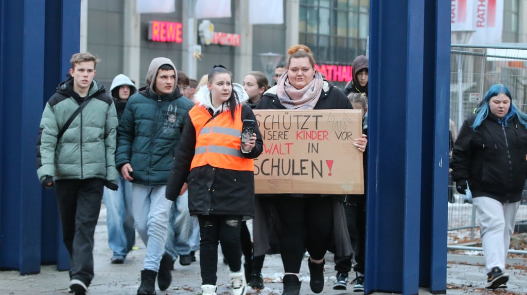 60 Teilnehmer kamen zur Demo in Dessau, zu der Influencer aufgerufen hatten.