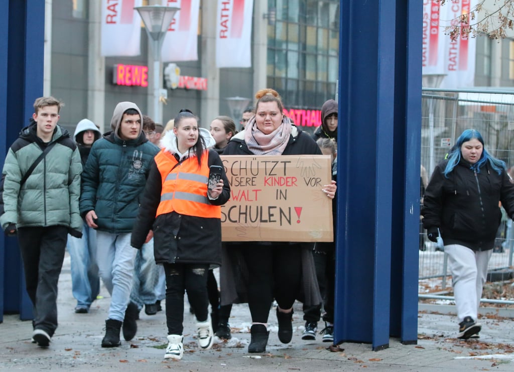 60 Teilnehmer kamen zur Demo in Dessau, zu der Influencer aufgerufen hatten.