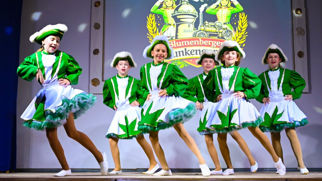 Der Nachwuchs der Blumenberger Funkengarde heizte den Besuchern der ersten Abendveranstaltung ordentlich ein.